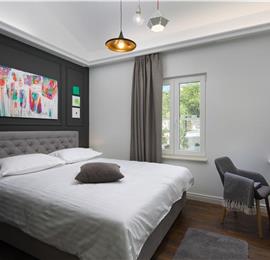 5 bedroom villa with pool near Pula, sleeps 10-12